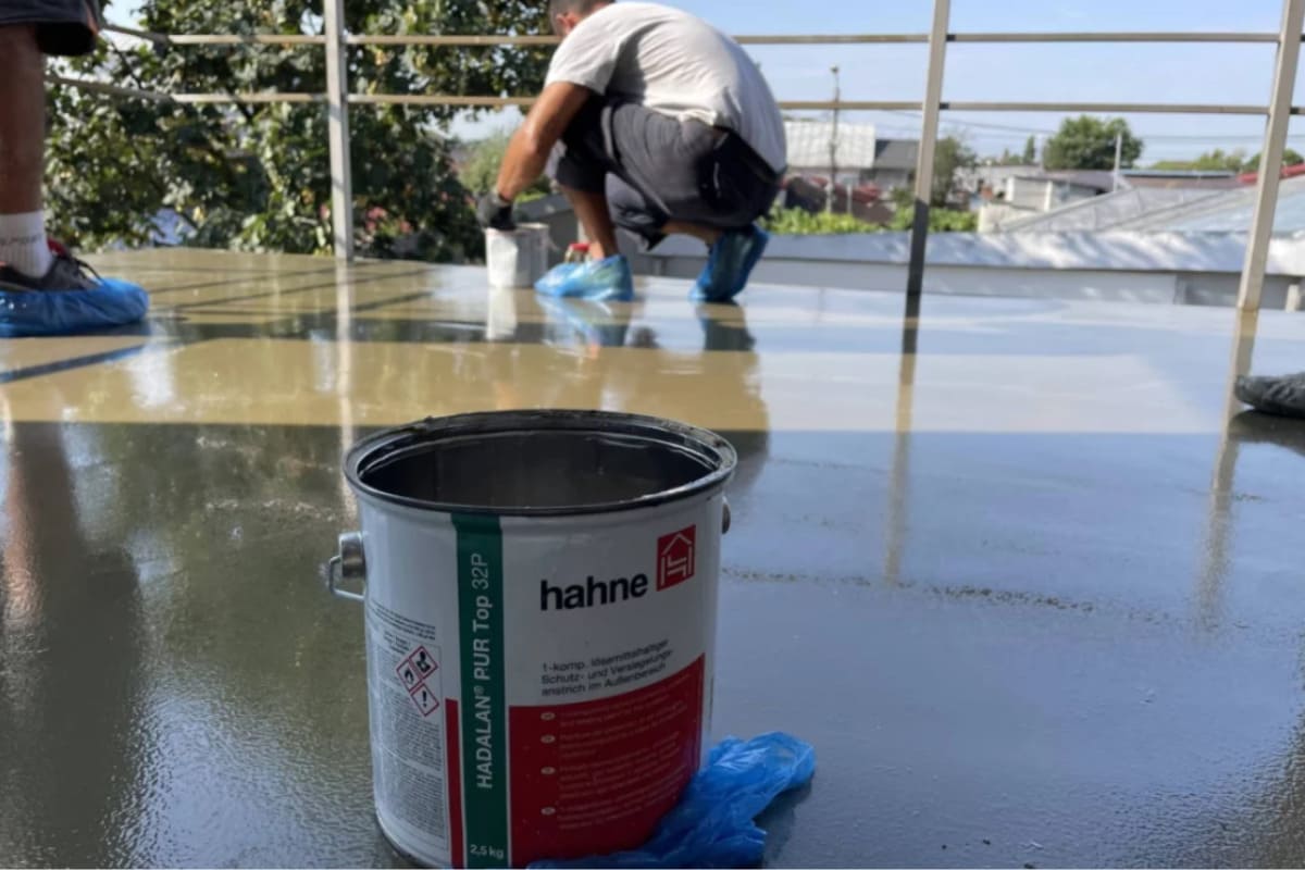 echipa care aplica sistem de hidroizolatie pentru balcon