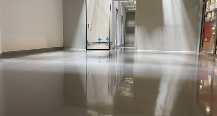 Pardoseală epoxidică aplicată pe suprafață pentru protecție și durabilitate