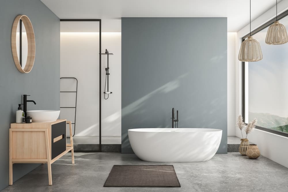 interior minimalist in baie cu pardoseala cu finisaj din microciment